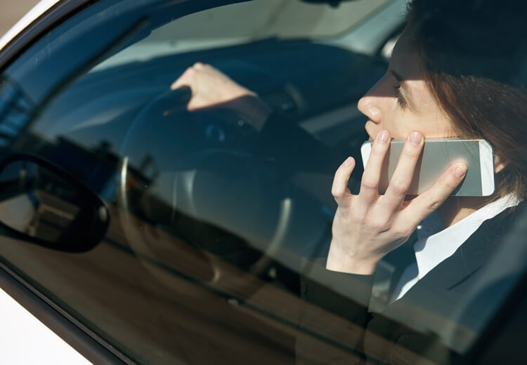 Téléphone au volant : attention au retrait du permis - Heyme